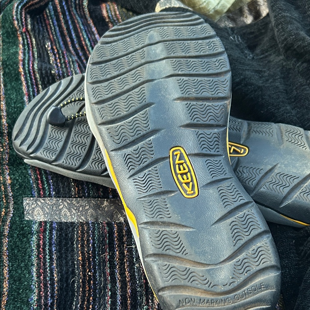 Like new Keen Black and Gray Athletic Sandals - Picture 4 of 7